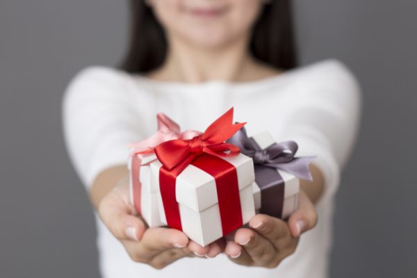 Что подарить на День рождения : ТОП Популярных подарков 2022